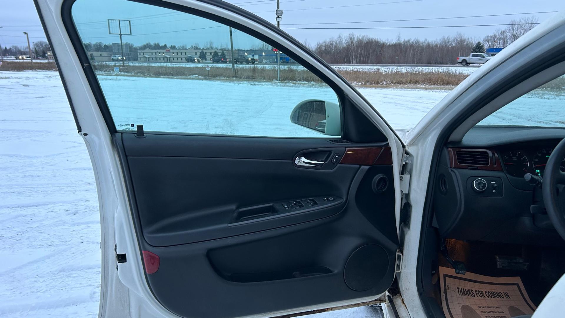 2009 White Chevrolet Impala LT (2G1WT57K791) with an 3.5L V6 OHV 12V FFV engine, 4-Speed Automatic Overdrive transmission, located at 17255 hwy 65 NE, Ham Lake, MN, 55304, 0.000000, 0.000000 - Photo#8